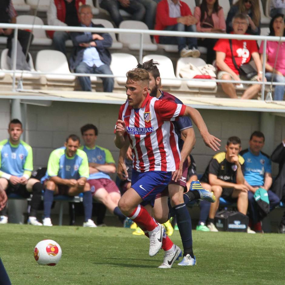 Samuel se marcha por velocidad de un jugador del Huesca en un momento del partido 
