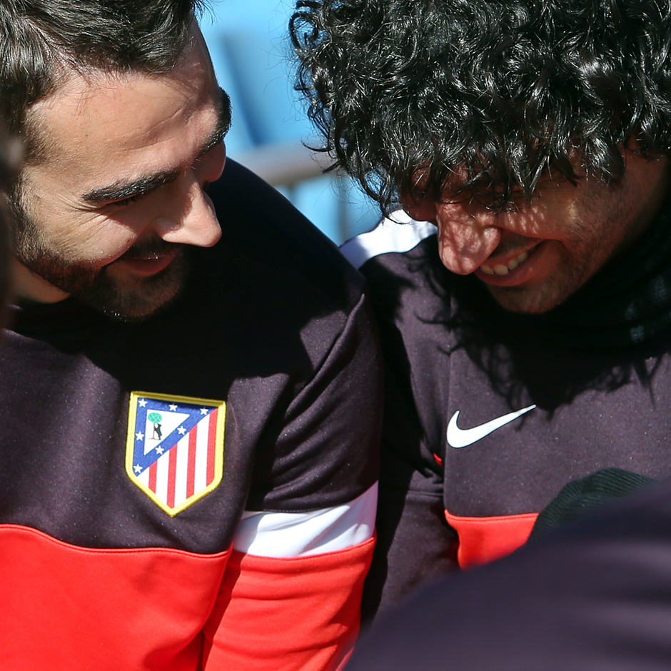UEFA Europa League 2012-13. Adrián y Arda bromean antes del entrenamiento previo del duelo ante el Rubin en el Calderón