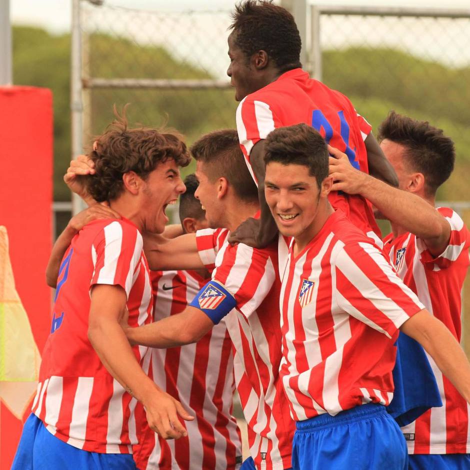Celebración del Atlético de Madrid Juvenil DH tras marcar Teo el definitivo gol de la victoria, el 2-1, ante el Diocesano
