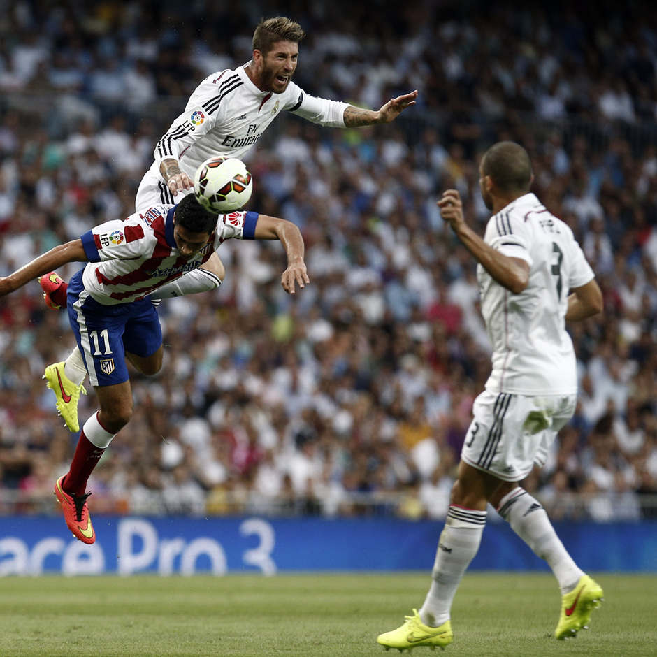 Temporada 14-15. Jornada 3. Real Madrid-Atlético de Madrid. Raúl Jiménez pugna de cabeza un balón con Ramos.