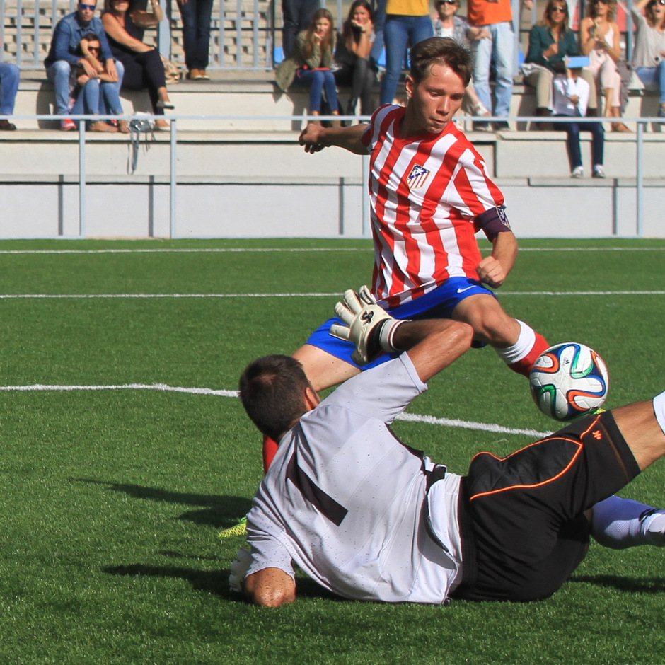 Villa se dispone a marcar el segundo y definitivo gol del Atlético C ante el Torrejón