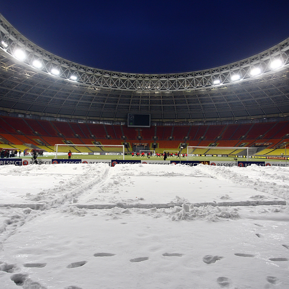 La nieve se amontona en el borde exterior del césped artificial del estadio Luzhniki.