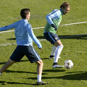 Entrenamiento matutino en la Ciudad Deportiva de Majadahonda. Cerci controla el balón en un ejercicio de posesión.