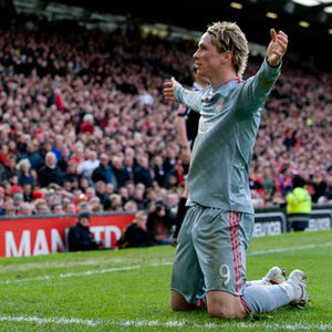 Fernando Torres celebra un gol con el Liverpool ante el United