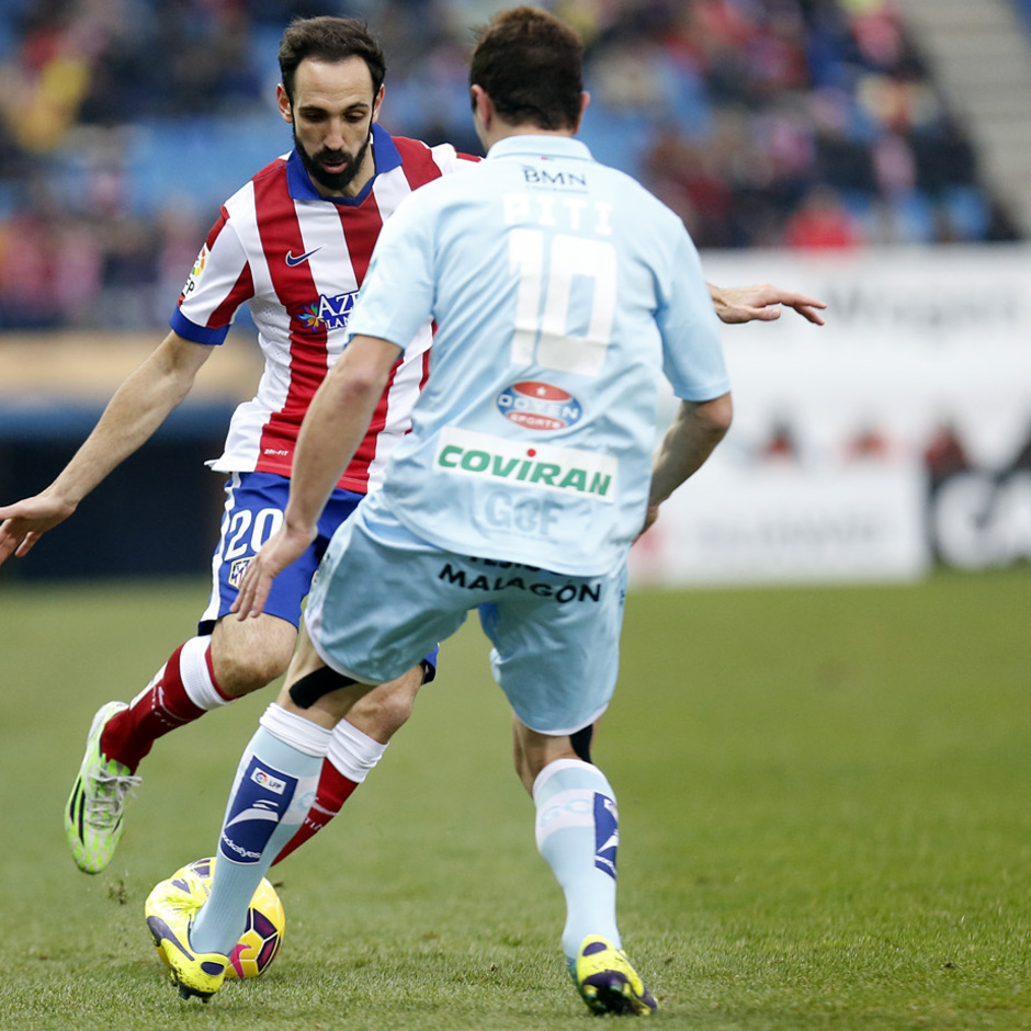 Temporada 14-15. Jornada 19. Atlético de Madrid-Granada. Juanfran intenta centrar ante la oposición rival.