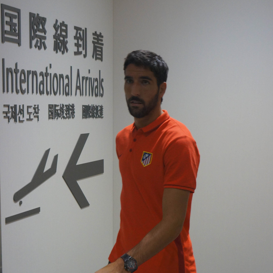 Raúl García camina en el aeropuerto de Fukuoka, a la llegada del equipo a Japón