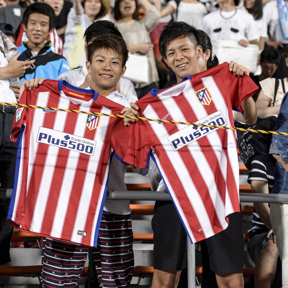 Dos aficionados muestran sus camisetas rojiblancas