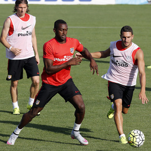 temporada 15/16. Entrenamiento en la ciudad deportiva de Majadahonda. Jackson y Koke luchando un balón durante el entrenamiento