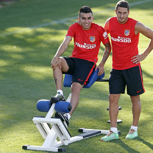 temporada 15/16. Entrenamiento en la ciudad deportiva de Majadahonda. Correa y Koke bromeando durante el entrenamiento