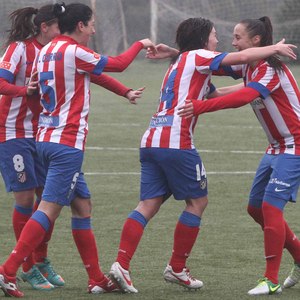 Temporada 2012-2013. Las jugadoras del Atlético celebran el tanto de Laura