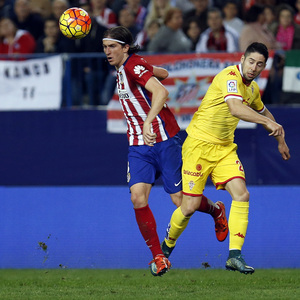 temporada 15/16. Partido Atlético de Madrid Sporting de Gijón. Filipe luchando un balón