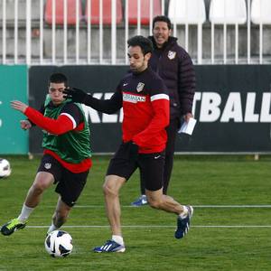 Juanfran y Sillero disputan un balón en el entrenamiento vespertino del miércoles 20 de marzo