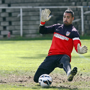 Sergio Asenjo se utiliza los pies para despejar un balón durante un entrenamiento