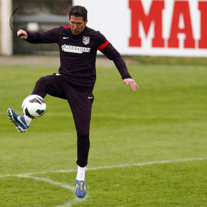 Temporada 12/13. Entrenamiento, Simeone controlando un balón en el entrenamiento en la Ciudad Deportiva de Majadahonda