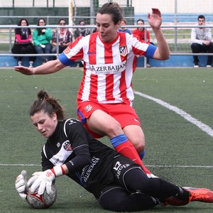 Temporada 2012-2013. Priscila lucha un balón junto a Sandra Paños