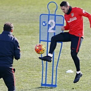 temporada 15/16. Entrenamiento en la ciudad deportiva de Majadahonda. Koke realizando ejecicios con balón durante el entrenamiento
