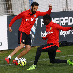 temporada 15/16. Entrenamiento en la ciudad deportiva de Majadahonda. Gámez controlando un balón durante el entrenamiento