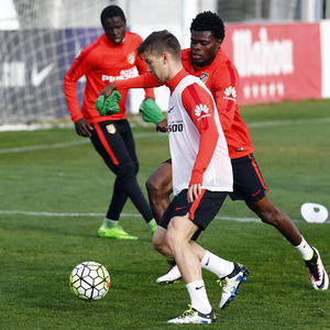 temporada 15/16. Entrenamiento en la ciudad deportiva de Majadahonda. Vietto controlando un balón durante el entrenamiento