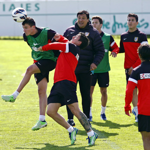 Temporada 12/13. Entrenamiento Saúl y Cristian luchan un balón durante el entrenamiento en el Cerro del Espino