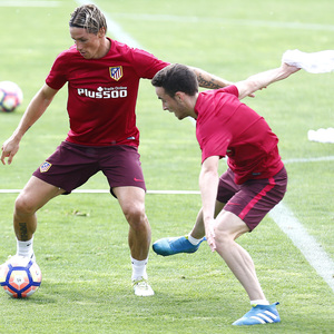 Fernando Torres y Diogo Jota participan en un ejercicio con balón en el entrenamiento