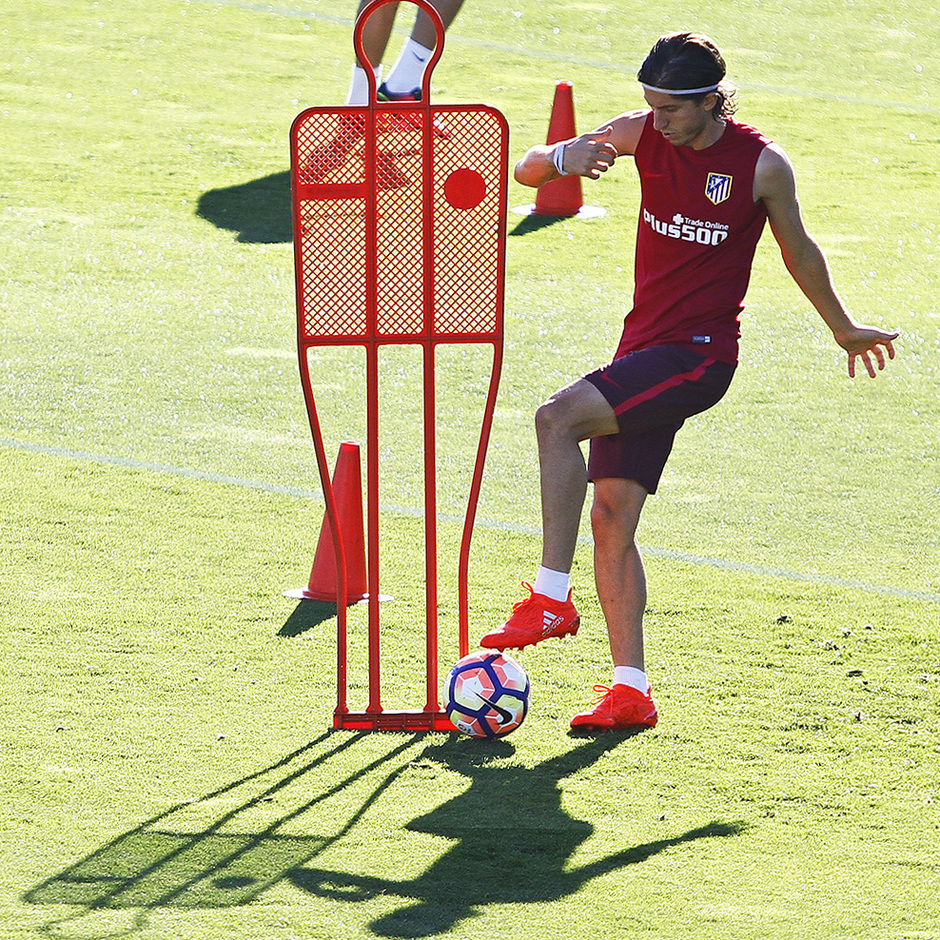 Temporada 16/17. Entrenamiento en la ciudad deportiva Wanda Atletico de Madrid 20_08_2016. Filipe Luis realiza un ejercicio con balón. 