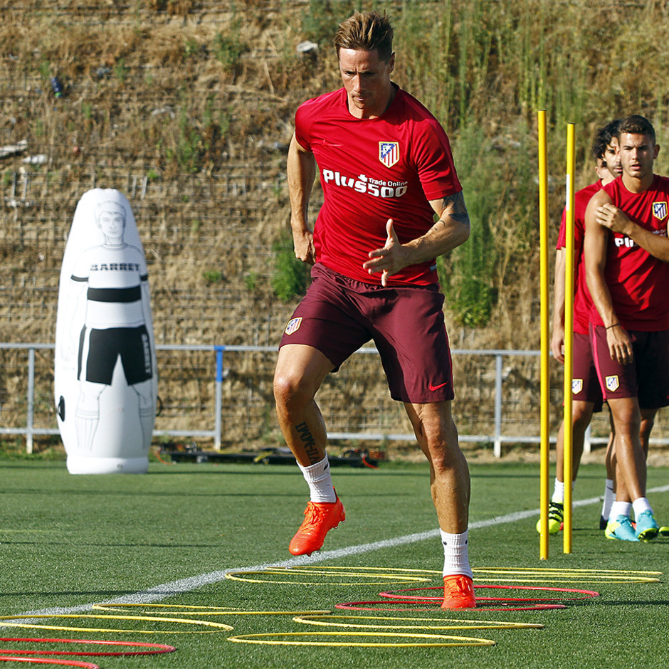 Temporada 16/17. Entrenamiento en la ciudad deportiva Wanda Atletico de Madrid 28_08_2016. Fernando Torres realiza un ejercicio de velocidad. 