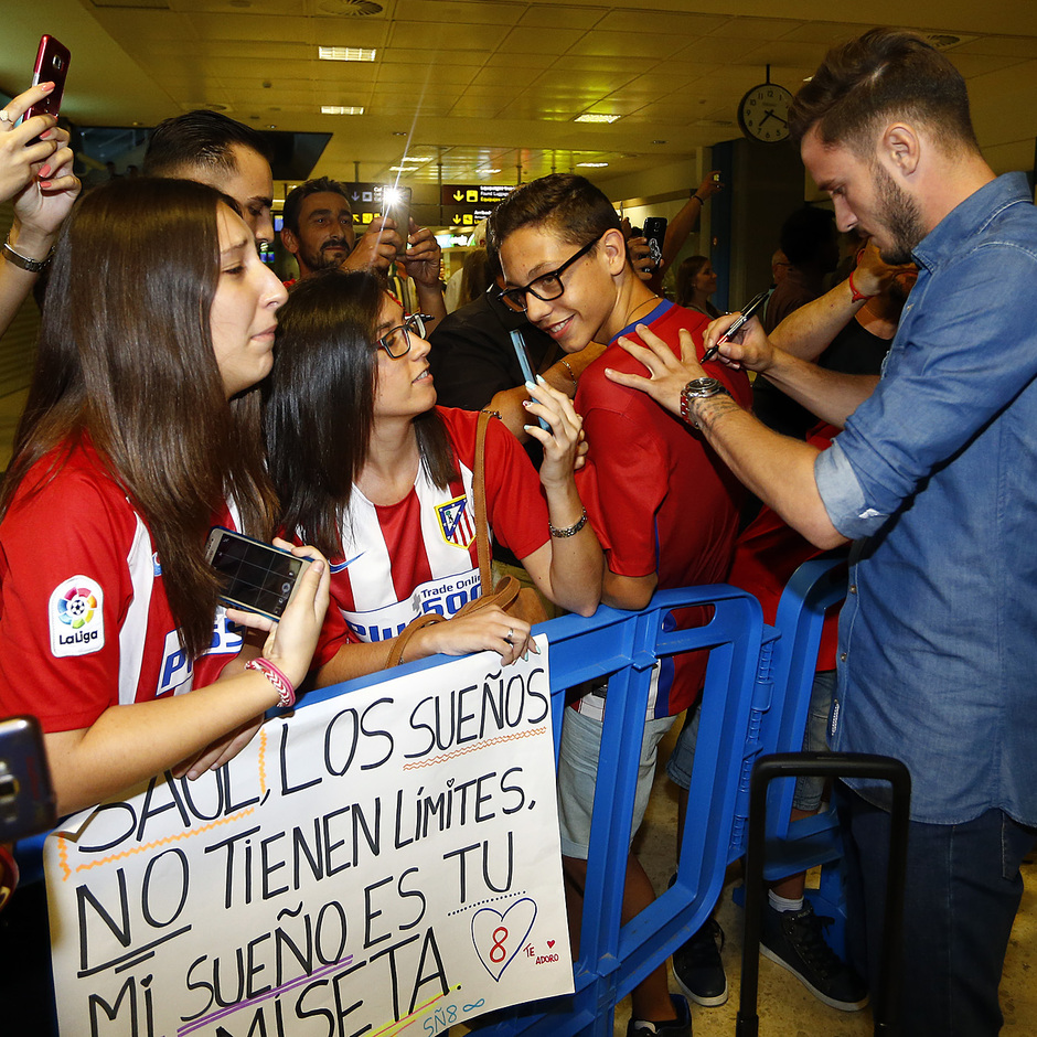 Saúl firma a nuestros aficionados en el aeropuerto de Valencia