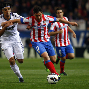 Temporada 12/13. Partido Atlético de Madrid Real Madrid. Cristian Rodríguez con el balón