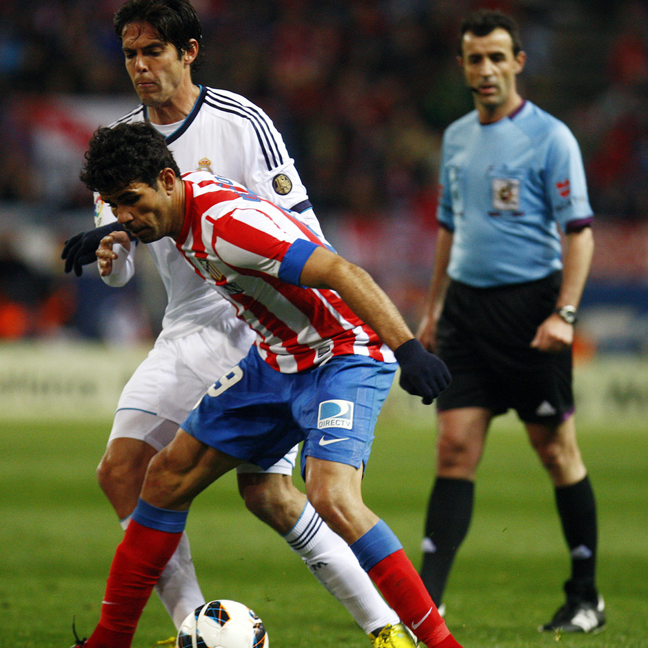 Temporada 12/13. Partido Atlético de Madrid Real Madrid. Diego Costa luchando un balón