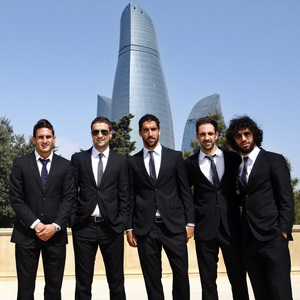 Los jugadores posaron frente a las torres de fuego de Bakú (Azerbaijan)
