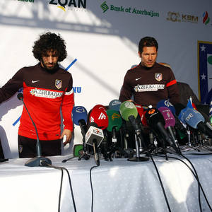 Arda y Simeone, antes de la rueda de prensa en las instalaciones del Bakú FC 