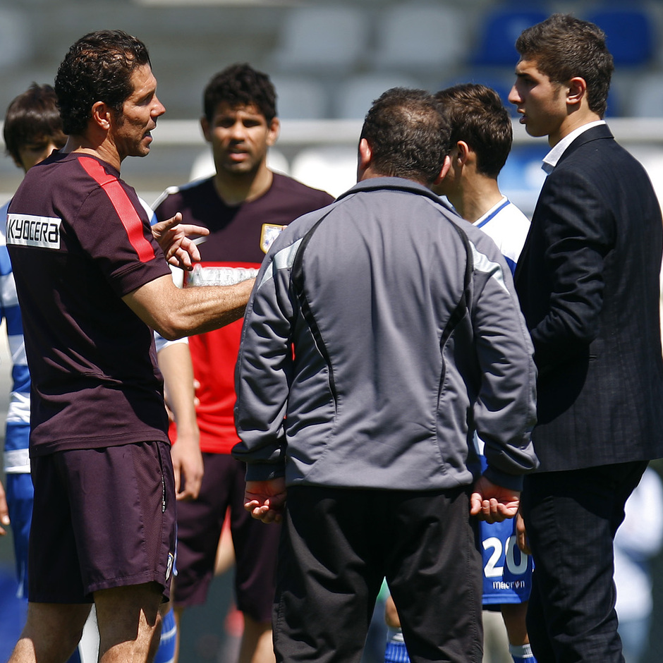 Clinic en la Ciudad Deportiva de Baku. Simeone habla con sus jugadores.