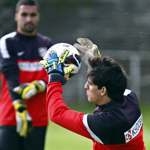Bounou, portero del Atlético B, realiza una parada en el entrenamiento del primer equipo el jueves 9 de mayo