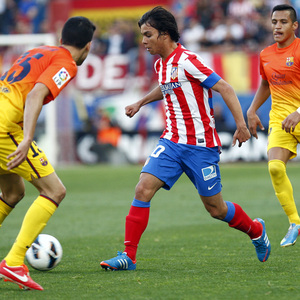 Temporada 12/13. Partido Atlético de Madrid - Barcelona. Óliver entre dos contrarios pasando un balón