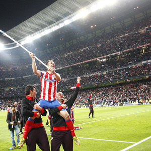 Temporada 12/13. Final Copa del Rey 2012-13. Real Madrid - Atlético de Madrid. Gabi ondea una bandera del atlético.