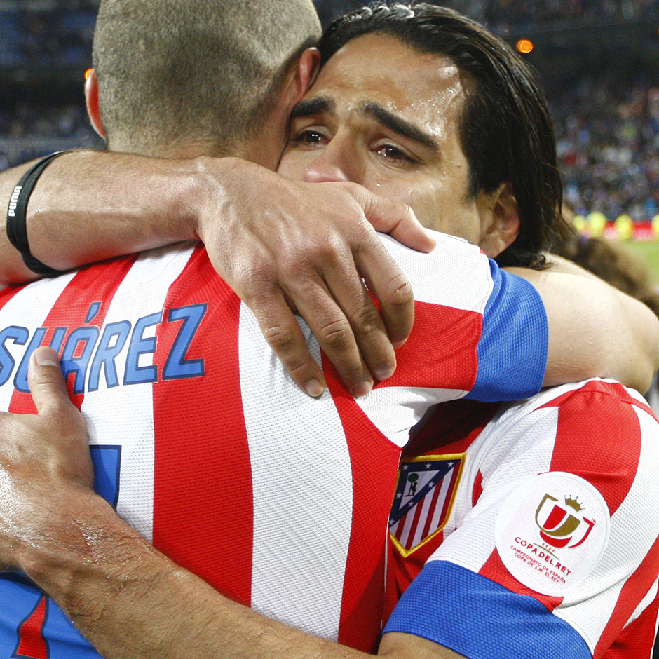 Temporada 12/13. Final Copa del Rey 2012-13. Real Madrid - Atlético de Madrid. Falcao llora abrazado a Mario Suárez