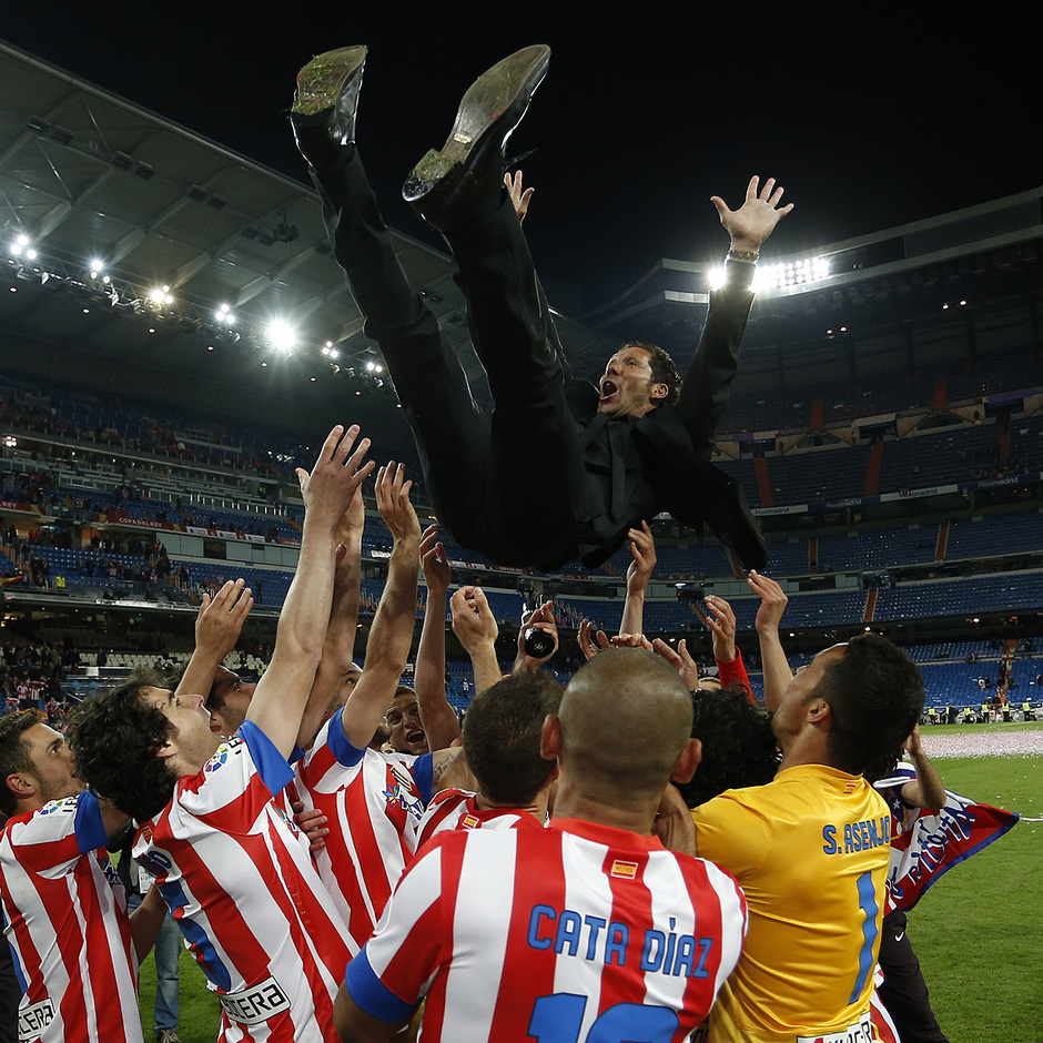 Temporada 12/13. Final Copa del Rey 2012-13. Real Madrid - Atlético de Madrid. Diego Pablo Simeone es manteado por los jugadores