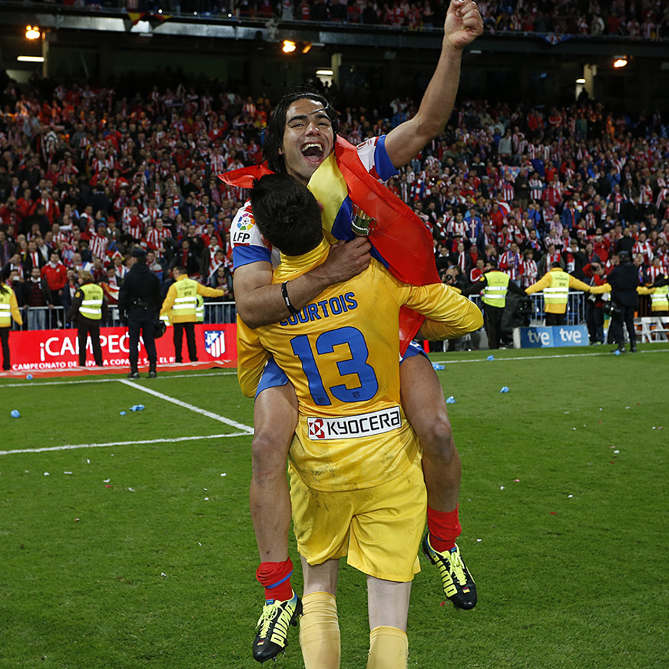 Temporada 12/13. Final Copa del Rey 2012-13. Real Madrid - Atlético de Madrid. Courtois aupa a Falcao.