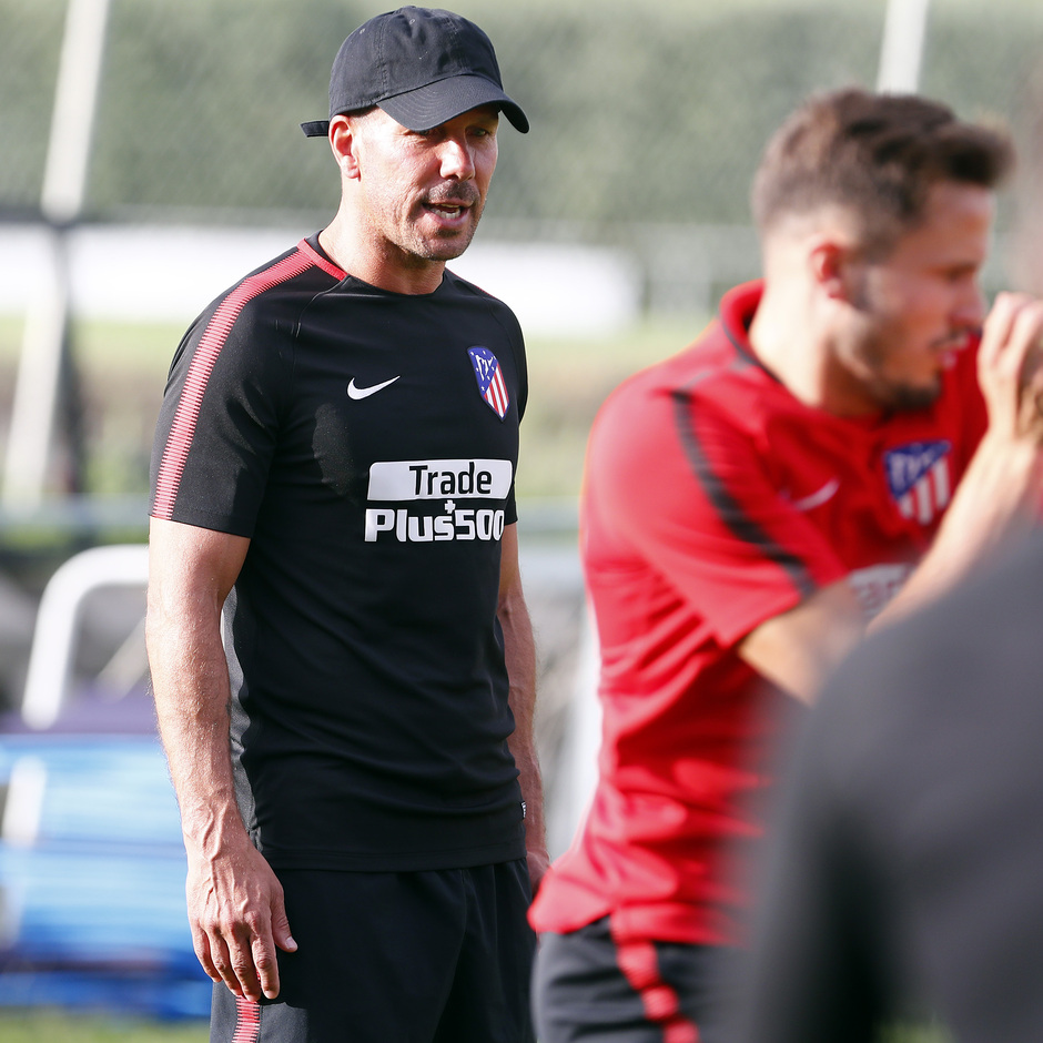 Entrenamiento en la Ciudad Deportiva Wanda. 15-08-2017 | Simeone observa a sus jugadores. 