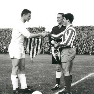 Collar, capitán del Atlético de Madrid, intercambia banderín con el capitán del Nuremberg antes de ida de semifinales de la Recopa (10-4-63)