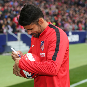 Presentación Diego Costa | Firmando una pelota