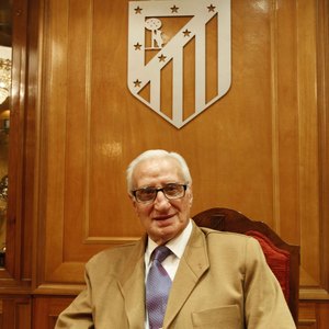Isacio Calleja posa en la Sala de Juntas del Vicente Calderón 
