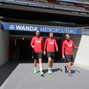 temporada 17/18. Entrenamiento en el Wanda Metropolitano. Koke Gabi y Godín durante el entramiento