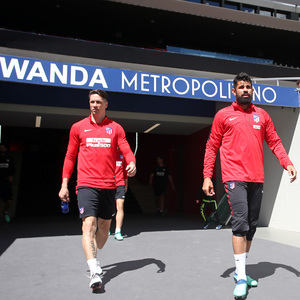 temporada 17/18. Entrenamiento en el Wanda Metropolitano. Torres y Costa durante el entrenamiento