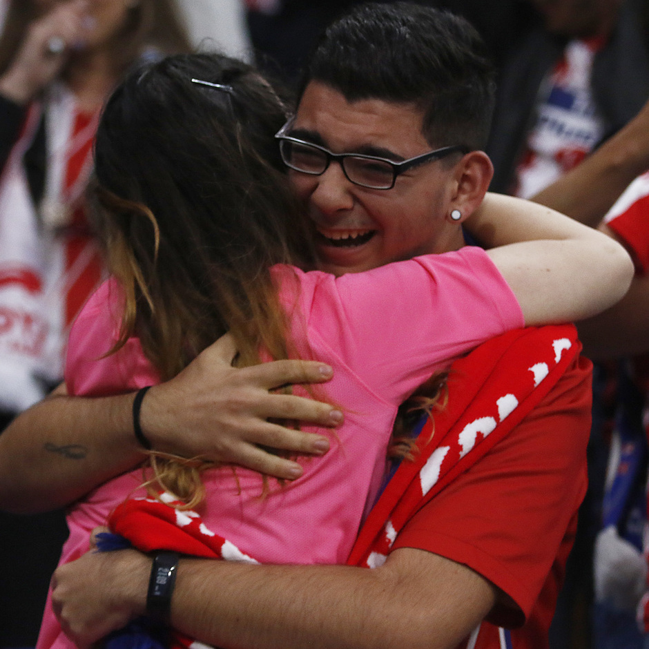Temporada 17/18 | Final de Lyon de la Europa League | Olympique de Marsella - Atlético de Madrid | Afición abrazo