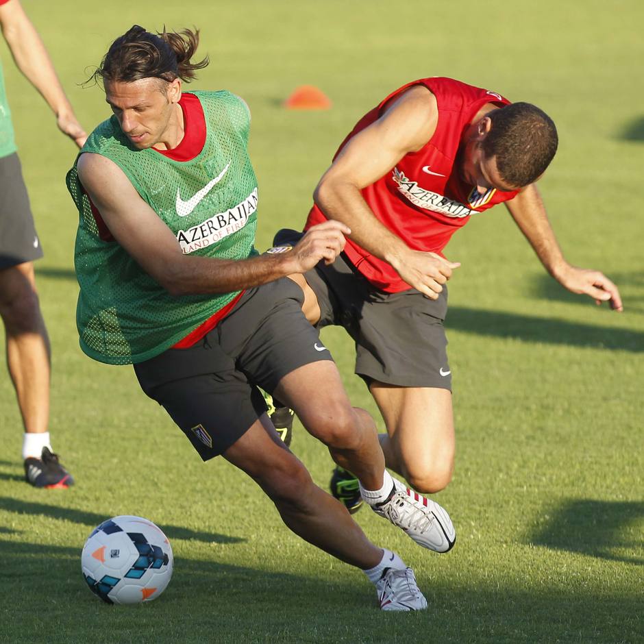 Demichelis y Mario Suárez disputan un balón en un momento del entrenamiento del domingo 11 de agosto