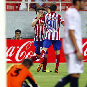 Temporada 13/14 Sevilla-Atlético de Madrid Cristian Rodríguez celebrando el tanto con Leo Baptistao
