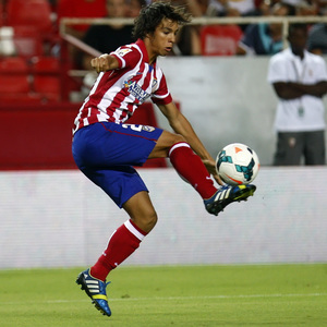 Temporada 13/14 Sevilla-Atlético de Madrid Óliver controlando la pelota