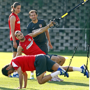 Adrián, Mario Suárez y Filipe Luis, en una de las estaciones de trabajo del entrenamiento del viernes 23 de agosto en la Ciudad Deportiva