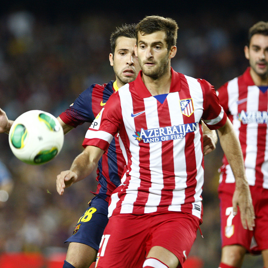 Temporada 2013/2014 FC Barcelona - Atlético de Madrid Leo Baptistao mirando el esférico
